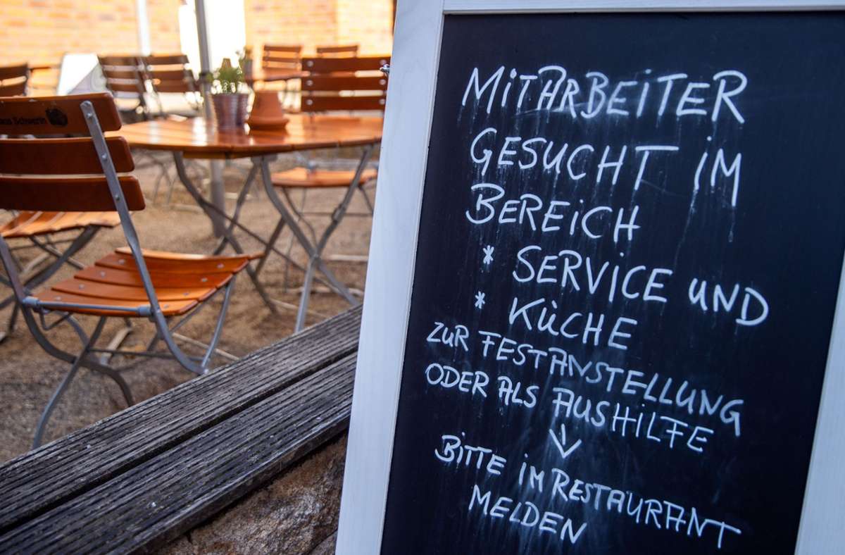Eine von vielen Branchen, die vom Personalmangel stark beeinträchtigt werden, ist die Gastronomie. Foto: dpa/Jens Büttner