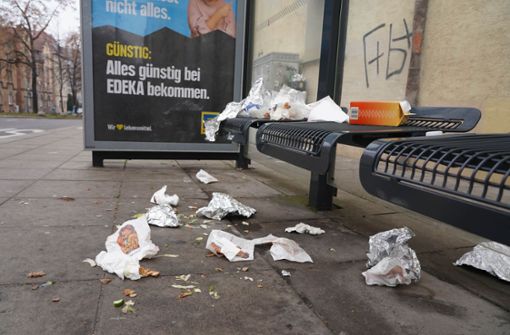 Der Großteil des Mülls wurde laut Polizei bereits am Abend aufgeräumt, an manchen Orten findet man dennoch die Hinterlassenschaften. Foto: Andreas Rosar/Fotoagentur-Stuttg