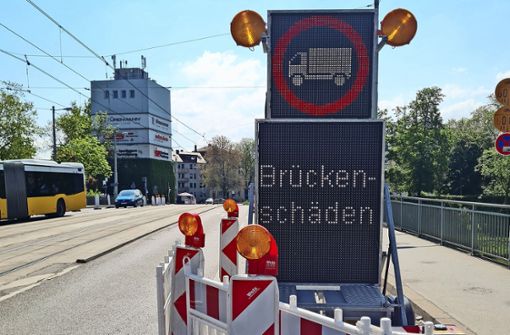 Wie groß sind die Schäden an der Rosensteinbrücke? Um sie zu entlasten, hat die Stadt ein LKW-Durchfahrtsverbot verhängt. Foto: Sebastian Steegmüller