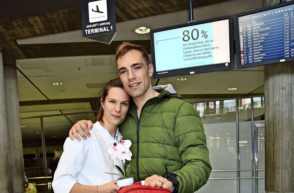 Wiedersehen am Flughafen: Alina Rotaru und Max Kottmann.