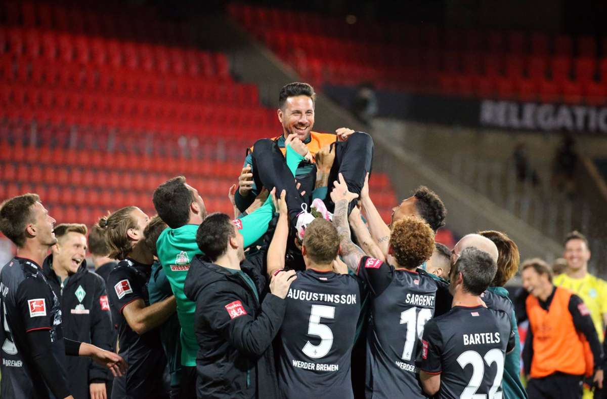Und dann ist Schluss: Im Juli 2020 lassen die Werder-Profis Pizarro hochleben – nach dem Relegations-Rückspiel beim 1. FC Heidenheim, dem letzten Spiel des großen Claudio Pizarro.