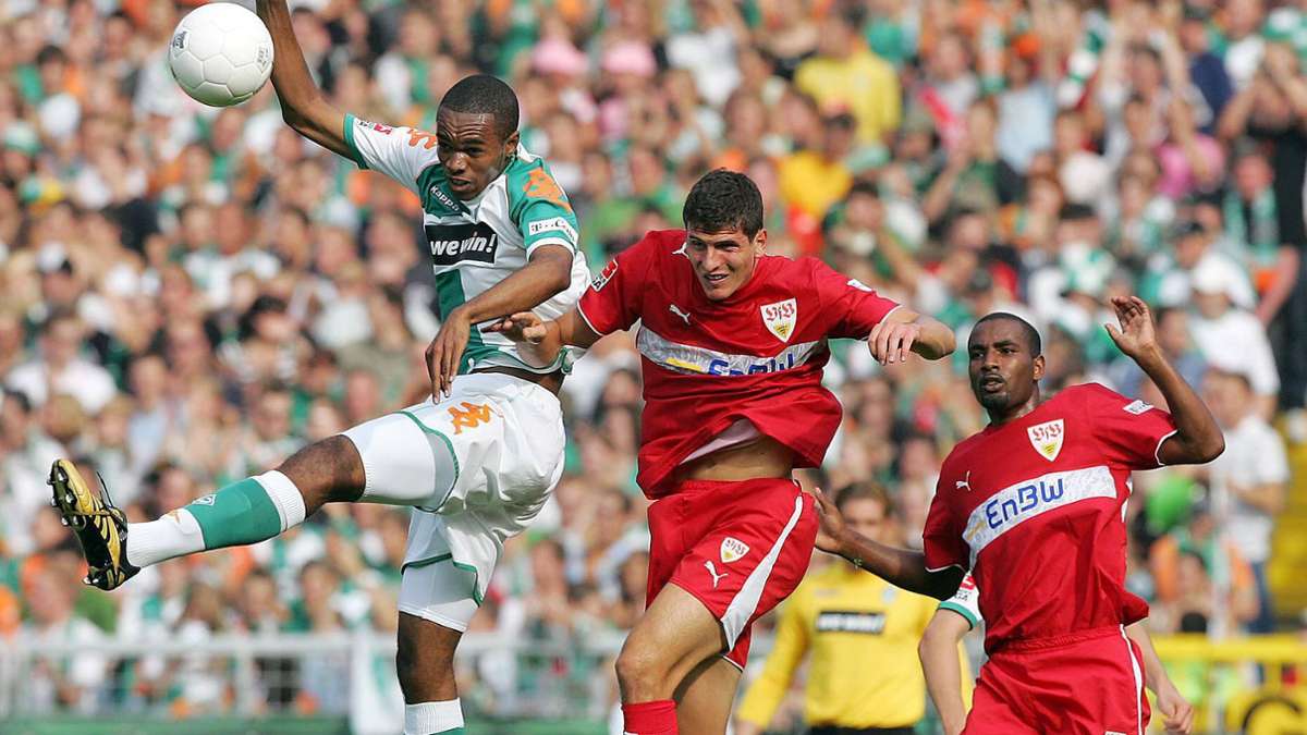 Mario Gomez (Mitte) und der VfB hatten 2006 gegen Werder Bremen (links Naldo) Startschwierigkeiten. In der Bildergalerie lassen wir die Partie Revue passieren.