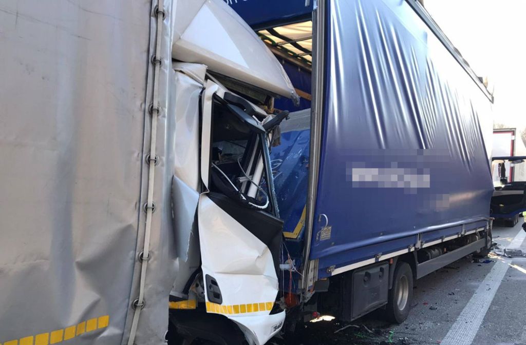 A6 im Kreis Heilbronn: Ungebremst in Stauende gefahren –  zwei Lkw-Fahrer tot