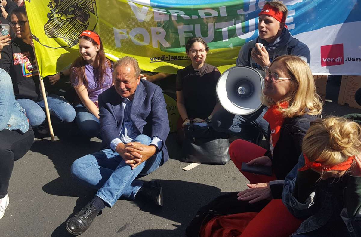 Frank Bsirske kann Straßenkampf gegen den Klimawandel – hier nimmt er im September 2019 an einer Demonstration von Fridays for Future in Düsseldorf teil. Foto: Matthias Schiermeyer