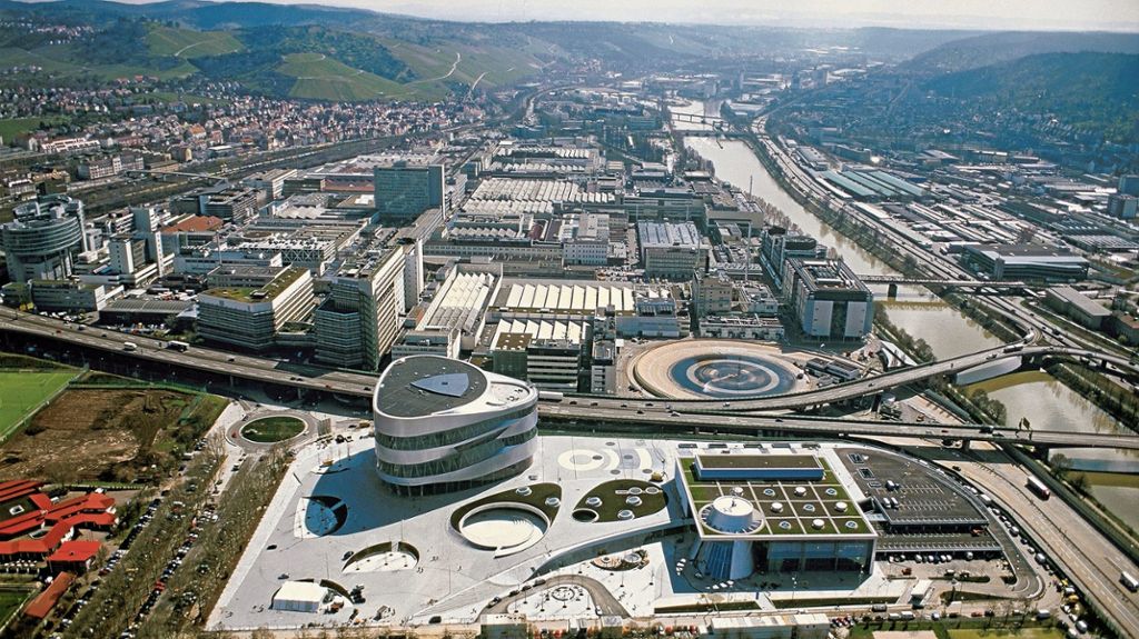Das Mercedes-Benz-Werk Untertürkheim - im Vordergrund das imposante Museum - prägt das Neckartal und bietet 19 000 Menschen einen Arbeitsplatz. Foto: Daimler AG