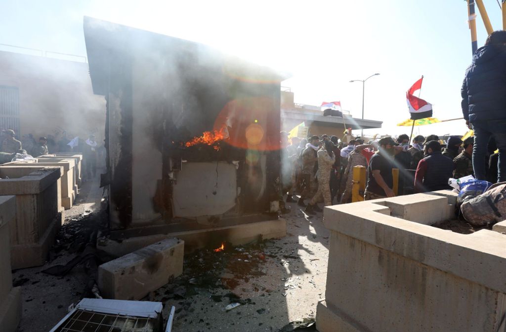 Demonstranten hatten ein Wachhäuschen auf dem Gelände der US-Botschaft in Bagdad in Brand gesetzt. Foto: dpa/Khalil Dawood