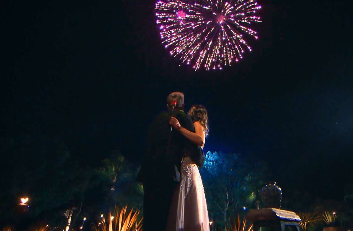Dominik und Anna genießen nach der Vergabe der letzten Rose noch den Anblick des Feuerwerks.