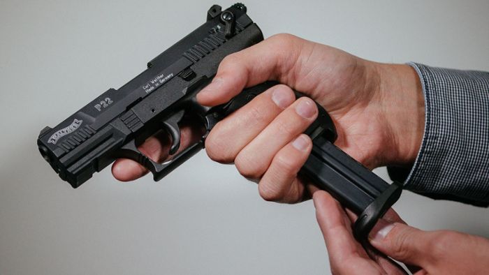 Ladendieb bedroht Inhaber mit Pistole