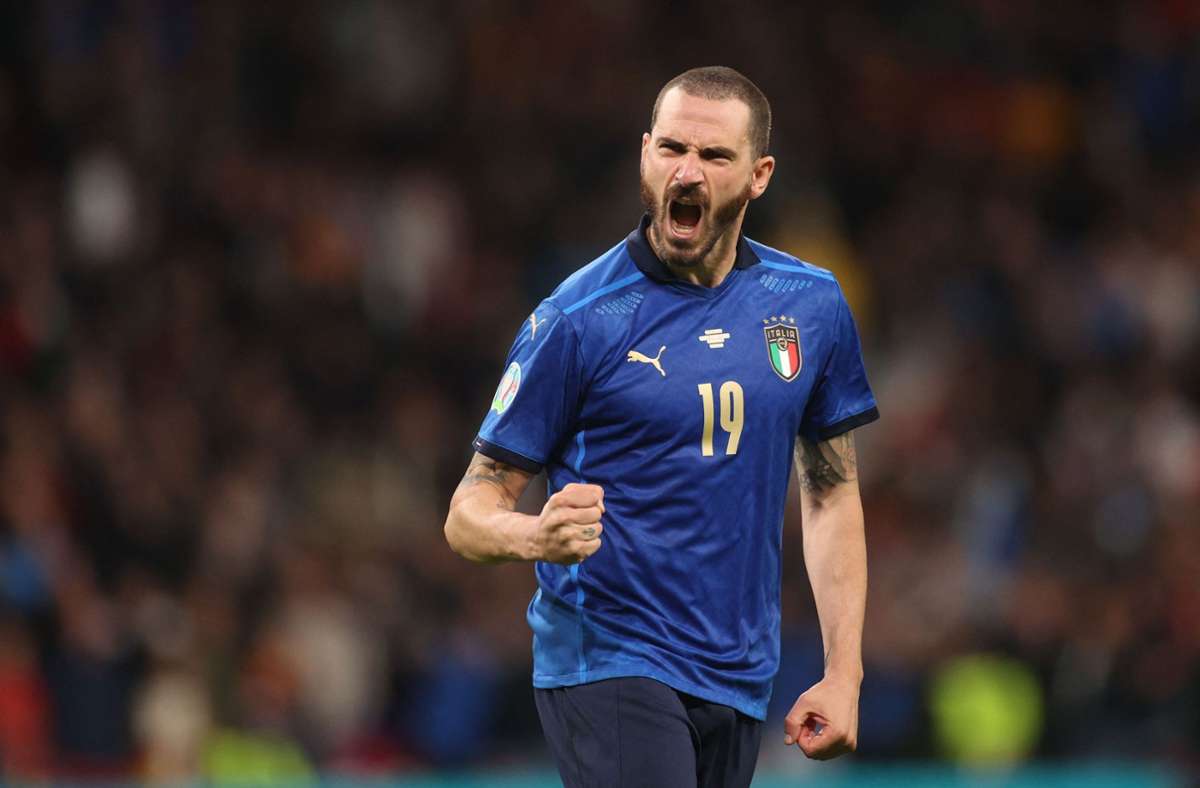 Italien gegen Spanien bei der EM 2021: Ordnerin im Wembley-Stadion hält Leonardo Bonucci zurück