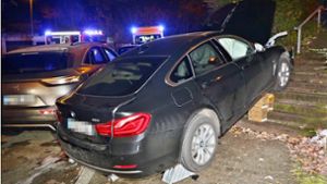 BMW landet auf Treppe – Fahrerin leicht verletzt