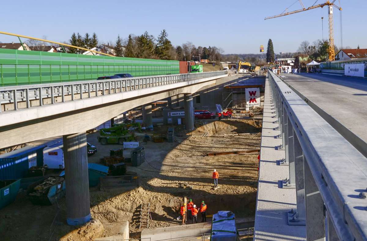 B 27 bei Ludwigsburg: Zeitraffer-Video zeigt, wie eine 4600-Tonnen-Brücke verschoben wird