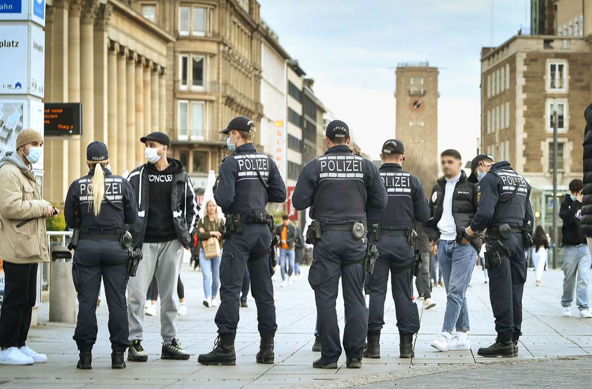 Coronavorkehrungen in der Stuttgarter Innenstadt: Polizei kontrolliert die Nachtschwärmer