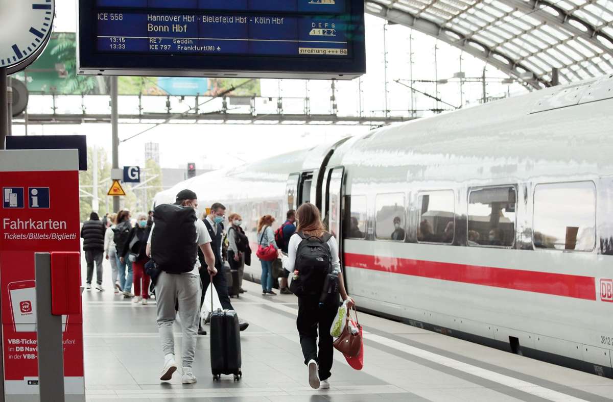 Fern- und Regionalverkehr: Deutsche Bahn kündigt 3G-Kontrollen an