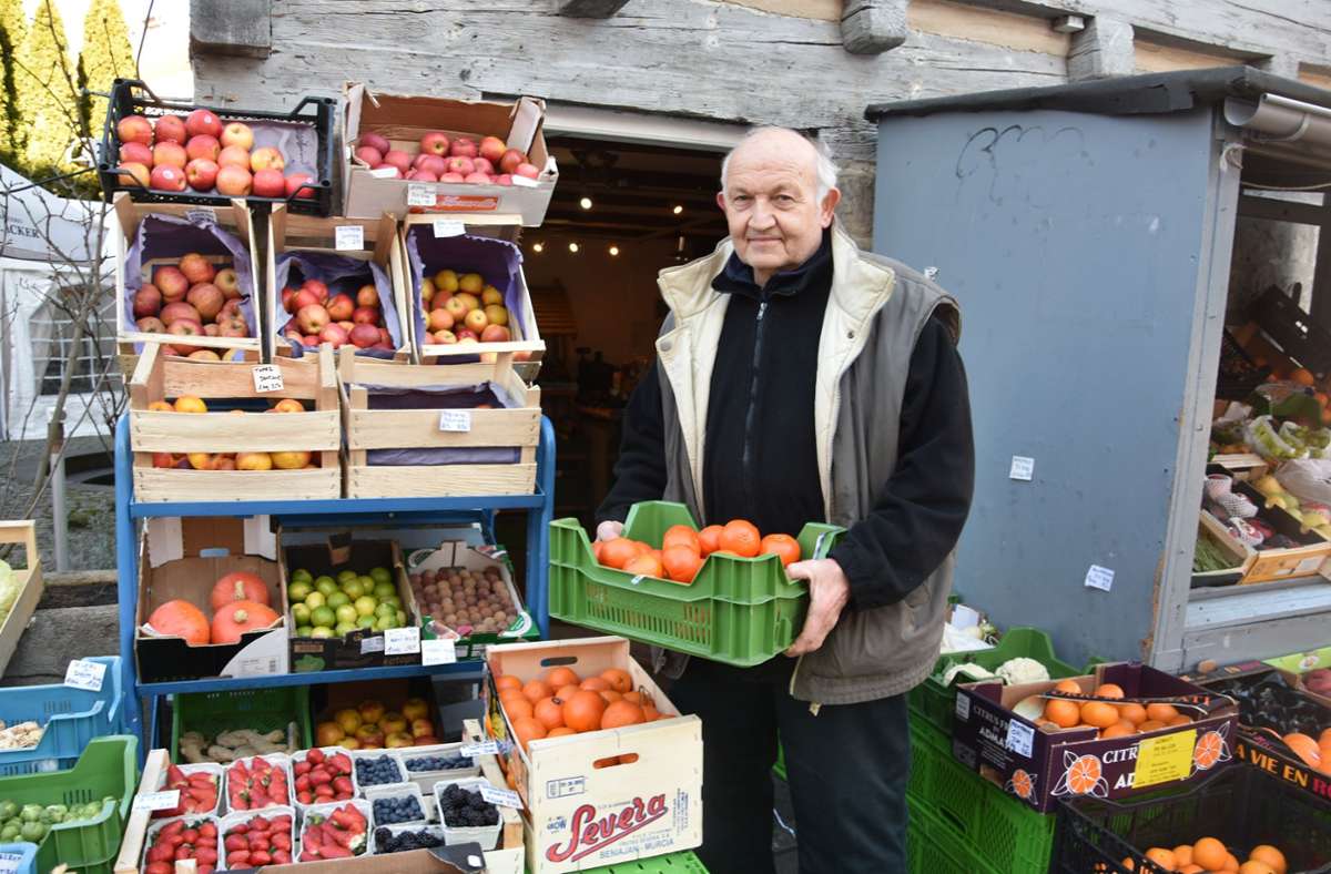 Eine Institution: Seit 40 Jahren führt Aristidis Arabatzis das Obst-, Gemüse- und griechische Spezialitätengeschäft im Alten Haus in Hedelfingen. Foto: Mathias Kuhn