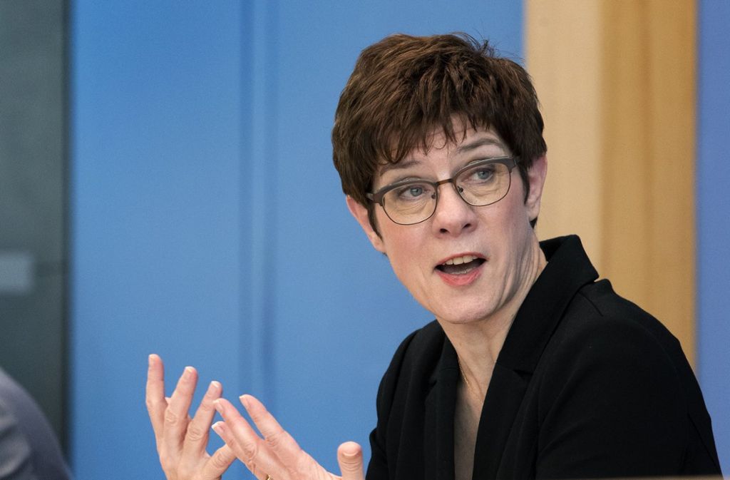 Annegret Kramp-Karrenbauer: CDU-Chefin pfeift Parteikollegen bei Mindestlohn zurück