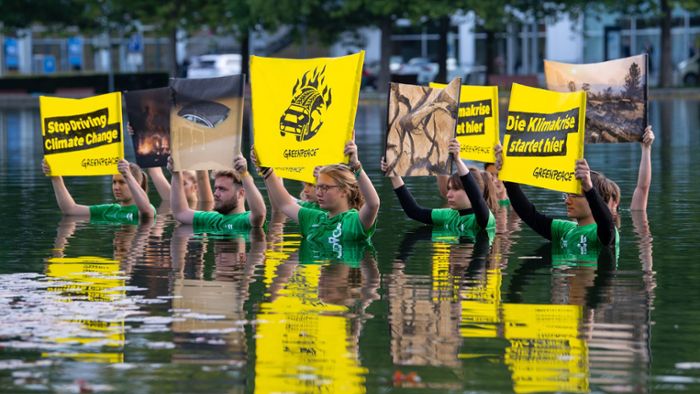 Greenpeace-Aktivisten demonstrieren im kalten Wasser
