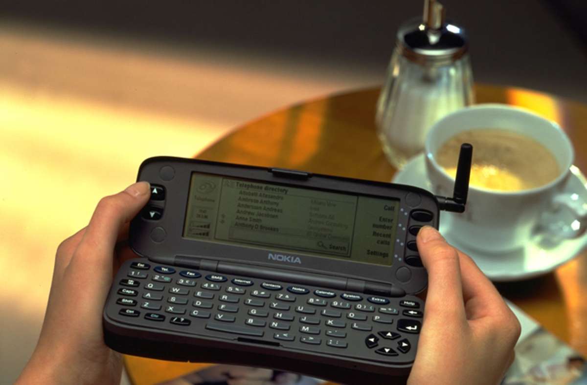 Der „Nokia 9000 Communicator“ von 1996 gilt als Vorgänger des Smartphones. Das Gerät konnte Faxe senden und empfangen.
