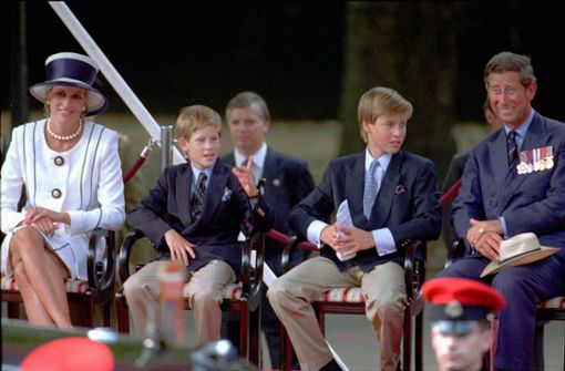 Ein Bild aus dem Jahr 1995: Prinzessin Diana und Prinz Charles mit den Söhnen Harry und William – damals lebte das Paar bereits mehrere Jahre getrennt. Foto: AP/Alistair_Grant