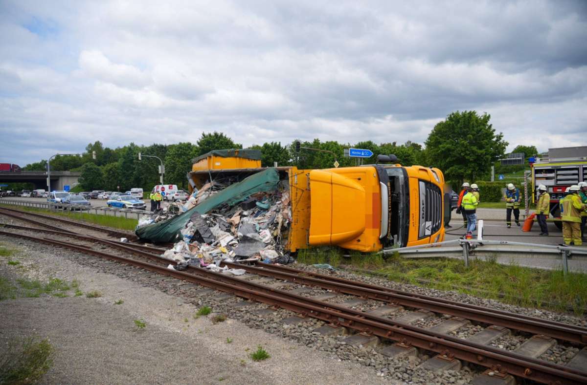 B 465 und Teckbahn  bei Dettingen gesperrt: Lastwagen kippt um und blockiert B 465 und Gleise