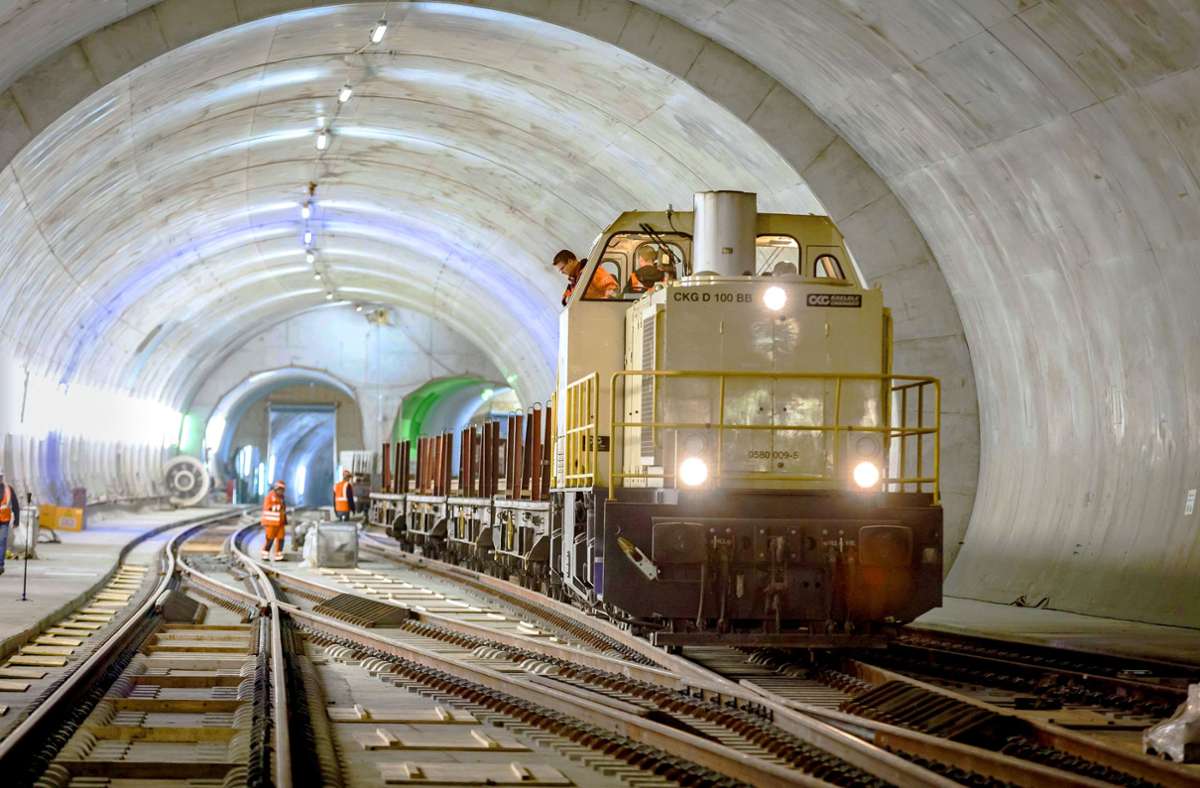 Im Tunnel Nordkopf werden weitere Schienen angeliefert. Im Hintergrund trennen sich die Röhren Richtung Feuerbach und Bad Cannstatt.