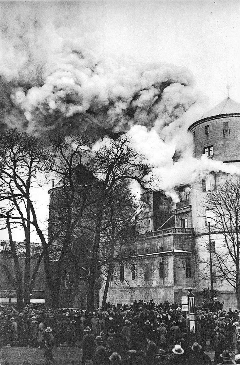 Der Brand des Alten Schlosses am 21. Dezember 1931. Die Brandkatastrophe, bei der der Dürnitzbau und die beiden Türme zerstört wurden, zog viele Schaulustige an. Elf Tage dauerte es, bis das Feuer aus war.Foto: red