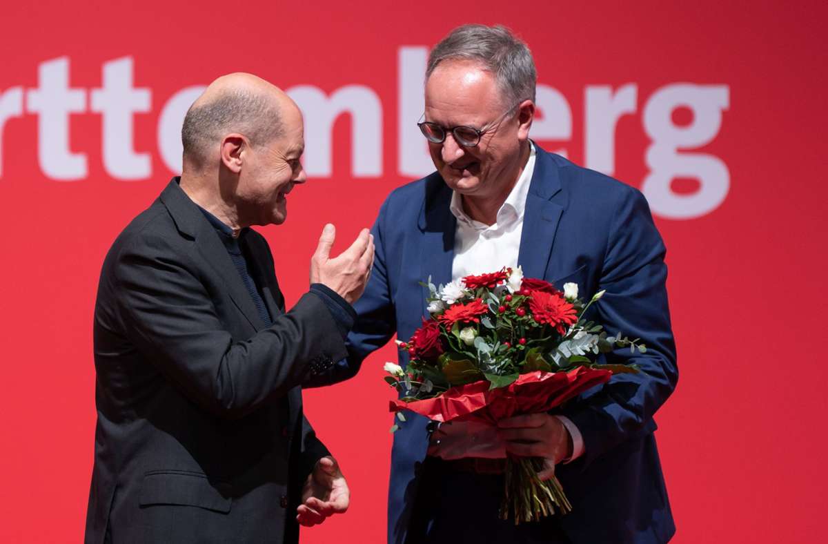 Gratulation vom Bundeskanzler zur Wiederwahl  für den Vorsitzenden  der baden-württembergischen SPD Andreas Stoch Foto: dpa/Silas Stein