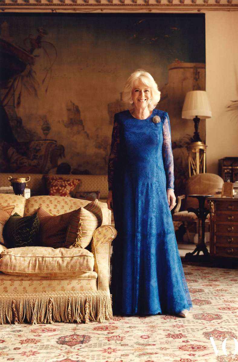 Zu ihrem 75. holt die britische „Vogue“ Herzogin Camilla auf den Titel – königlich in Royalblau.