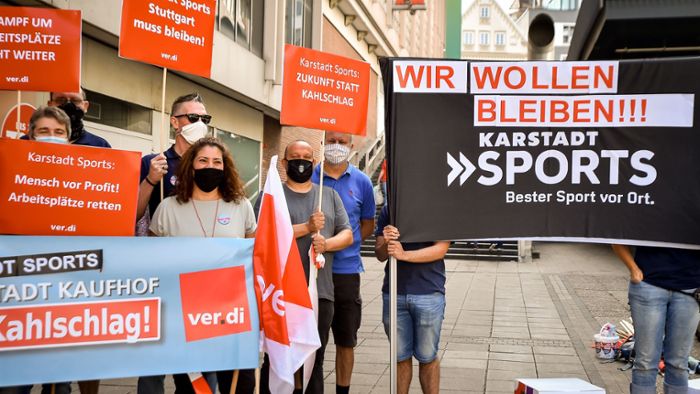 Karstadt-Mitarbeiter gehen gegen geplante Filialschließung auf die Straße