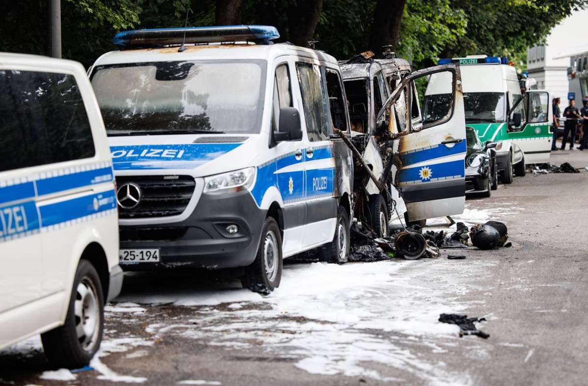 In München sind acht Polizeiautos in Flammen aufgegangen.