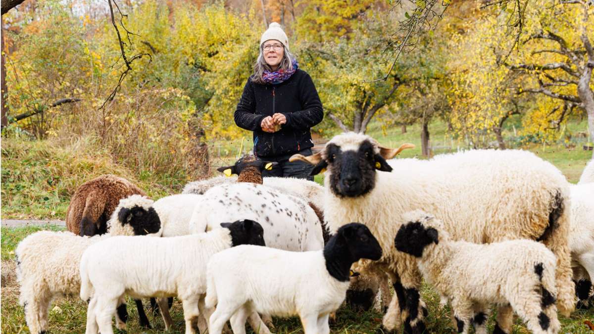 Sabine Krüger ist gerne mit ihren Ziegen und Schafen in der Natur unterwegs.
