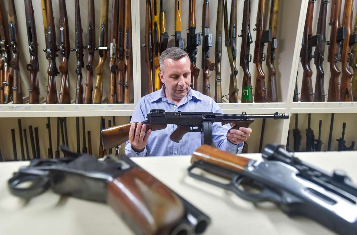 Stefan Marhoun mit einer Thompson Maschinenpistole.  Im Keller des Landeskriminalamts lagern Tausende beschlagnahmter Schusswaffen.