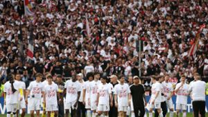 VfB Stuttgart News: Mannschaft mit Europapokal-Shirts auf Ehrenrunde