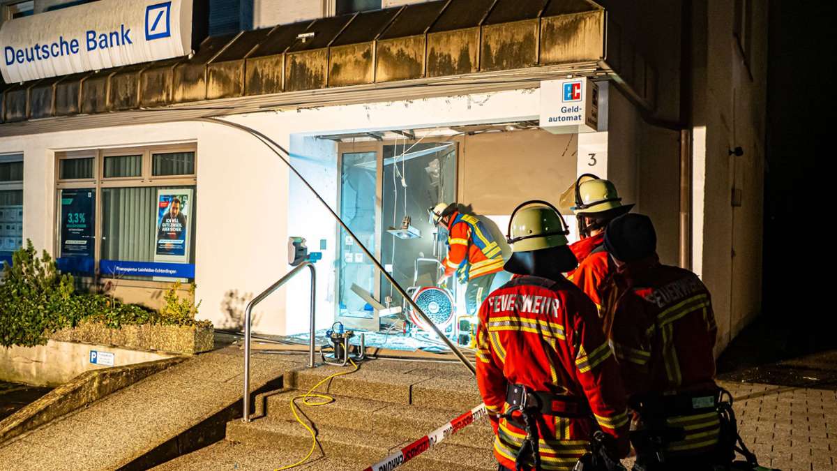 Feuerwehrleute entlüften die Filiale der deutschen Bank in Leinfelden.