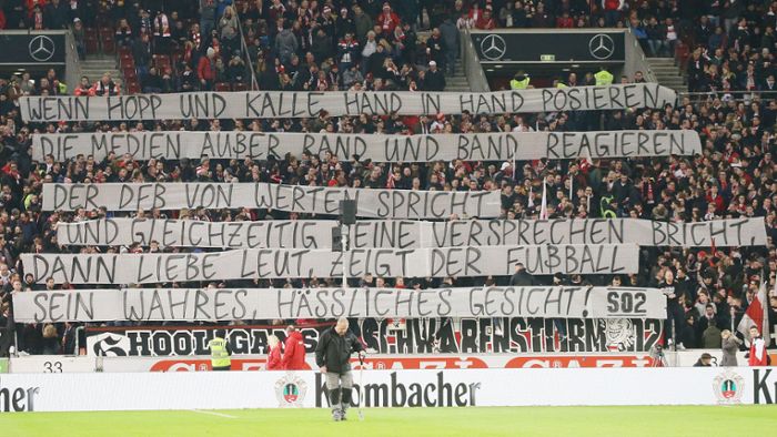 Spruchbänder im Block – VfB-Fans kritisieren DFB