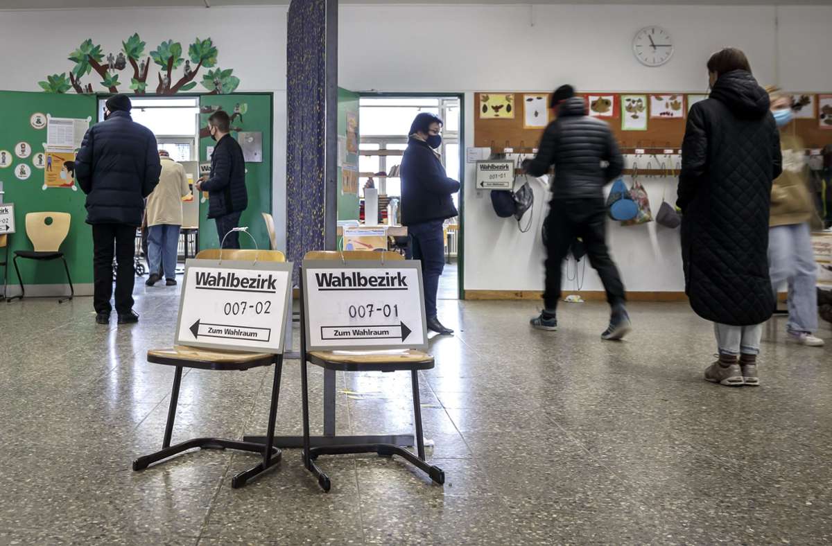 In der Birkacher Grundschule finden sich drei Wahllokale  – hier sind zwei zu sehen. Foto: Lichtgut/Julian Rettig