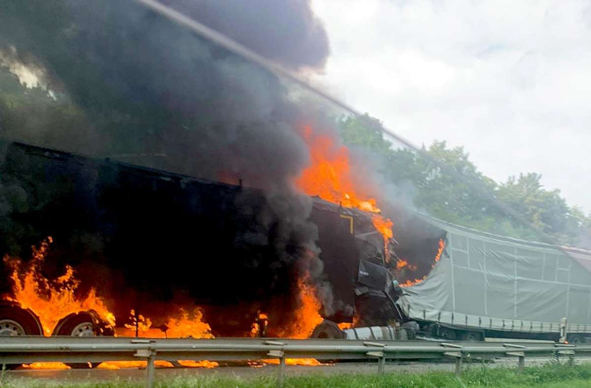 Vollsperrung auf der A6: Kohle-Lkw brennt nach Auffahrunfall –  Ein Fahrer stirbt