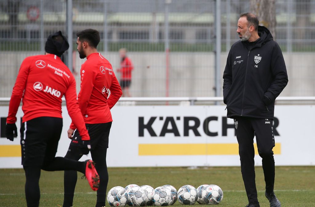 Es wird noch dauern, bis der VfB-Trainer Pellegrino Matarazzo (re.) seine Spieler wieder als gesamte Gruppe auf dem Rasen begrüßen darf. Foto: Baumann