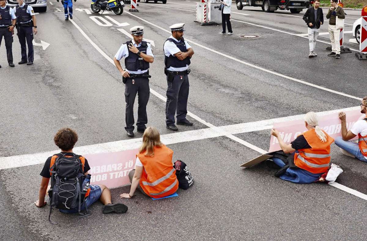 Die Protestaktion hat für Staus auf der B10 gesorgt. Foto: Andreas Rosar/Fotoagentur-Stuttgart