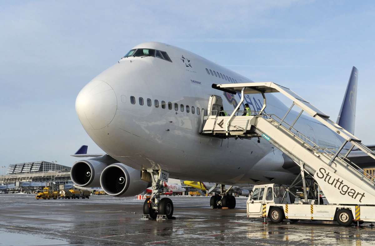 Am 21. Dezember 2010 verweilt dieser aus Thailand gekommene Jumbo auf dem Stuttgarter Flughafen – wie noch vier andere Großflugzeuge dieser Art. Ein Schneechaos in Frankfurt hat sie zum Landen in Stuttgart gezwungen.