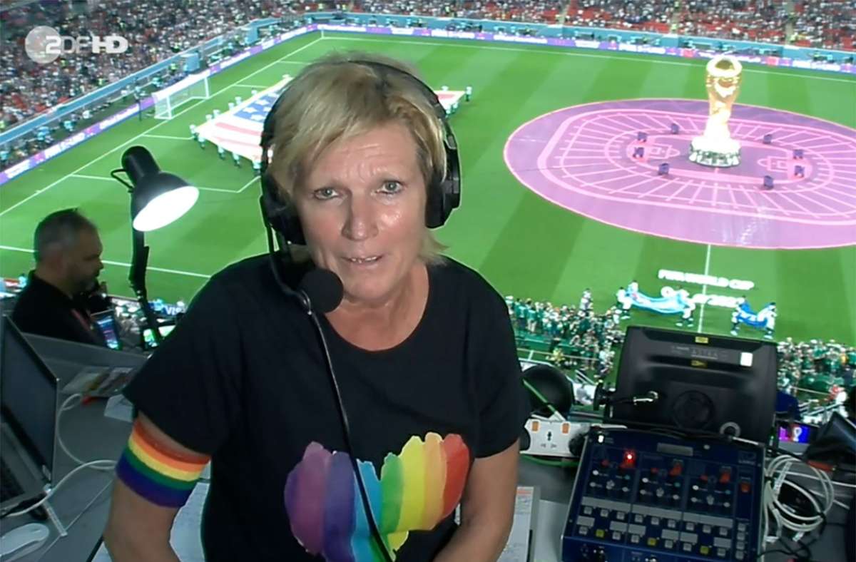 Claudia Neumann in Katar: ZDF-Kommentatorin  setzt mutiges Zeichen mit Regenbogenfarben