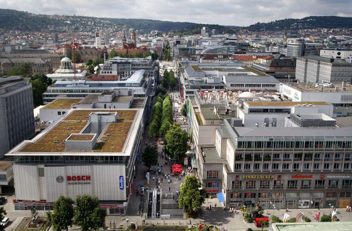 Der Gebäudekomplex Königstraße 1–3, hier im Bild auf der linken Seite der Einkaufsmeile, soll revitalisiert werden. Dabei soll auch eine kulturelle Nutzung integriert werden – hierfür ist derzeit das Zentrum für Baukultur im Gespräch.