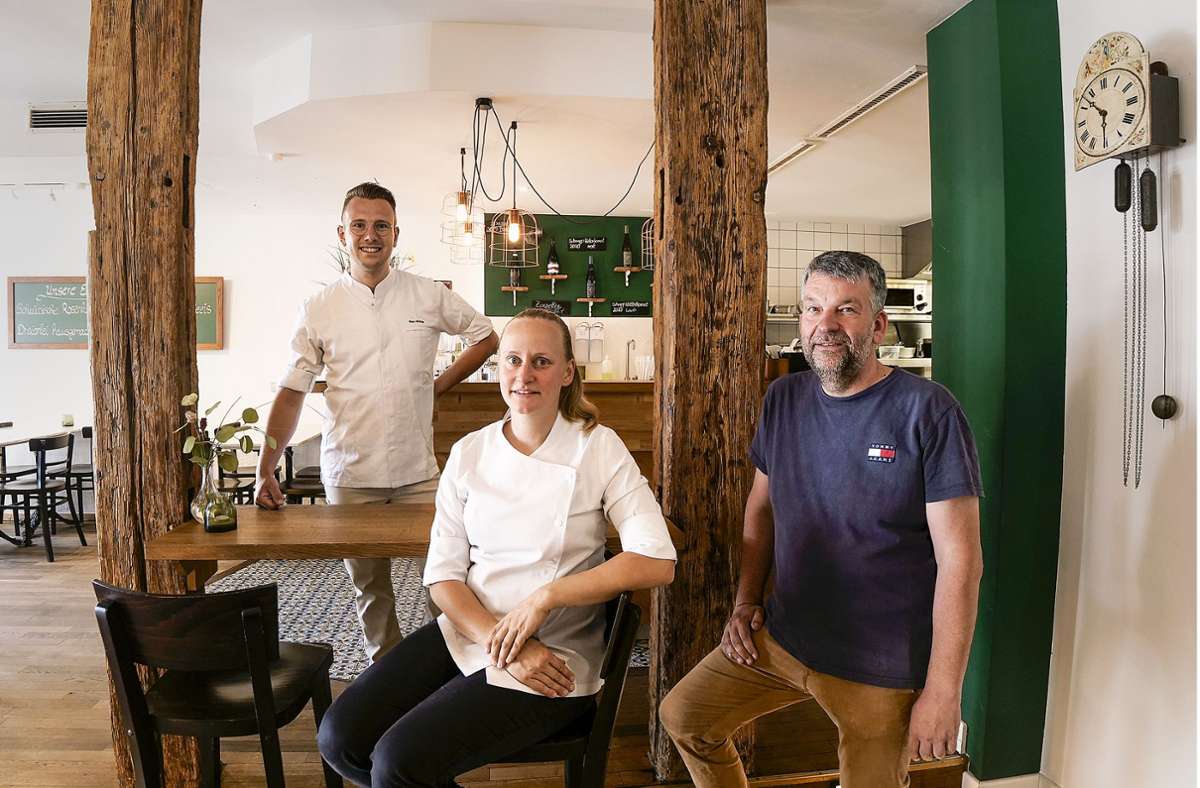 Max und Maria Müller führen mit Michael Wagner (von links) das Restaurant am Leonberger Marktplatz.