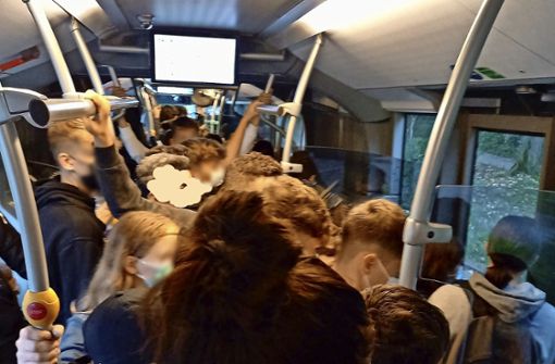 Übervolle Busse der Linie 54 morgens zwischen Freiberg und Neugereut. Foto: privat (z)
