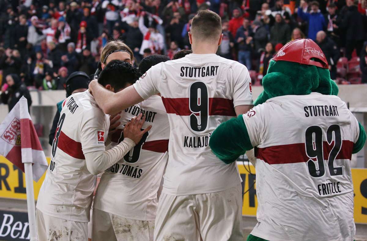 Die VfB-Spieler feiern das 2:2 durch Chris Führich