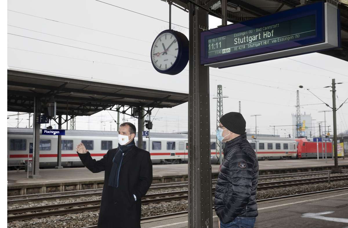 Bürgermeister Frank Buß (li.) und der Leiter von DB Station & Service, Michael Groh, auf dem Bahnsteig 1  in Plochingen