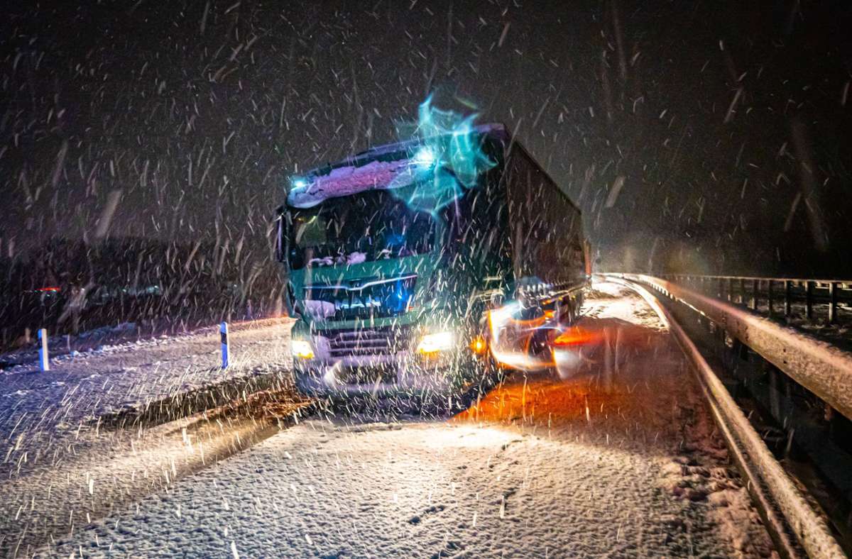 Unwetter in Baden-Württemberg: Schnee sorgt für Chaos, Sperrungen und Unfälle