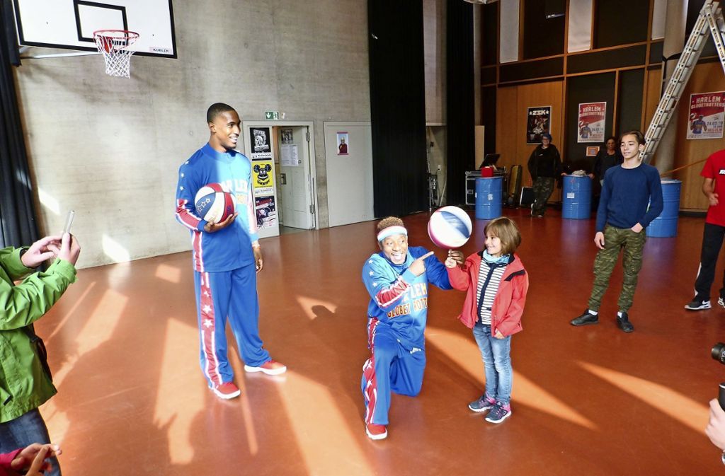 Bad Cannstatt Zwei Spieler der Harlem Globetrotters zu Gast im Jugendhaus Cann: Basketball-Virtuosen mit sozialer Ader