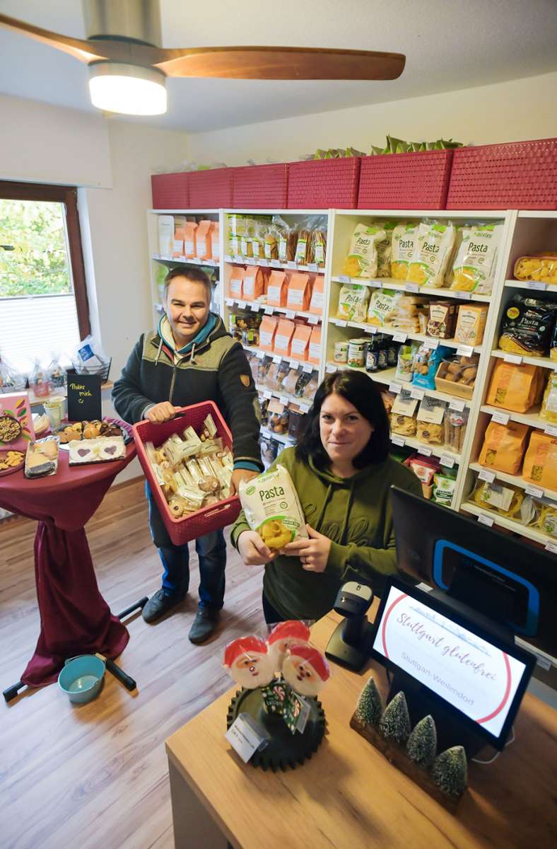 Oliver und Sarah Benzinger in ihrem Mini-Supermarkt: In ihrem Wohnhaus in Weilimdorf verkaufen sie glutenfreie Leckereien.