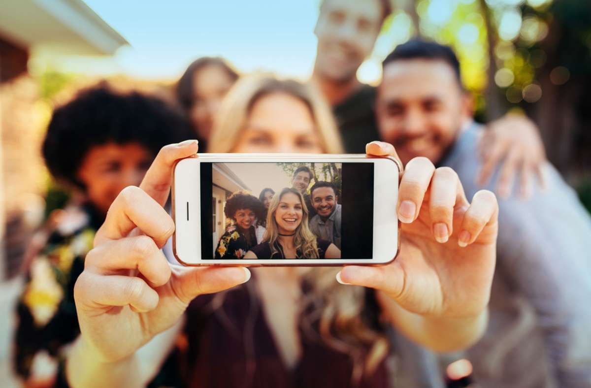Wer ein Selfie macht, nutzt besonders viele KI-Programme. Oftmals verschönern dabei die Programme automatisch die Gesichter. Foto: Adobe Stock/Jacob Lund