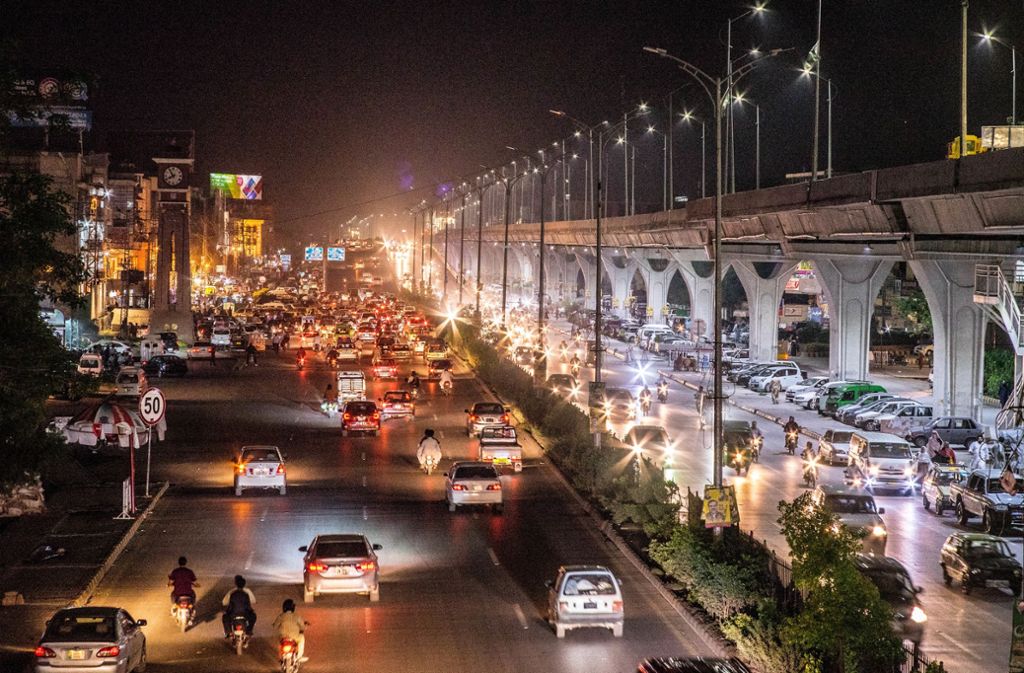 Die Hochstraße auf Stelzen im pakistanischen  Rawalpindi  führt nach Islamabad. Links im Bild: der historische britische Uhrenturm